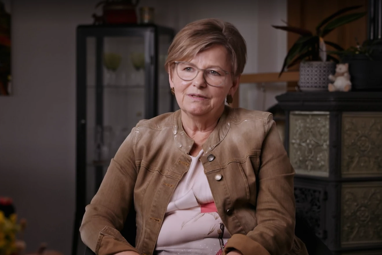 Screenshot SRF Dok von Managerin Maria Bichler, die freiwillig im Sterbehospiz Menschen begleitet.