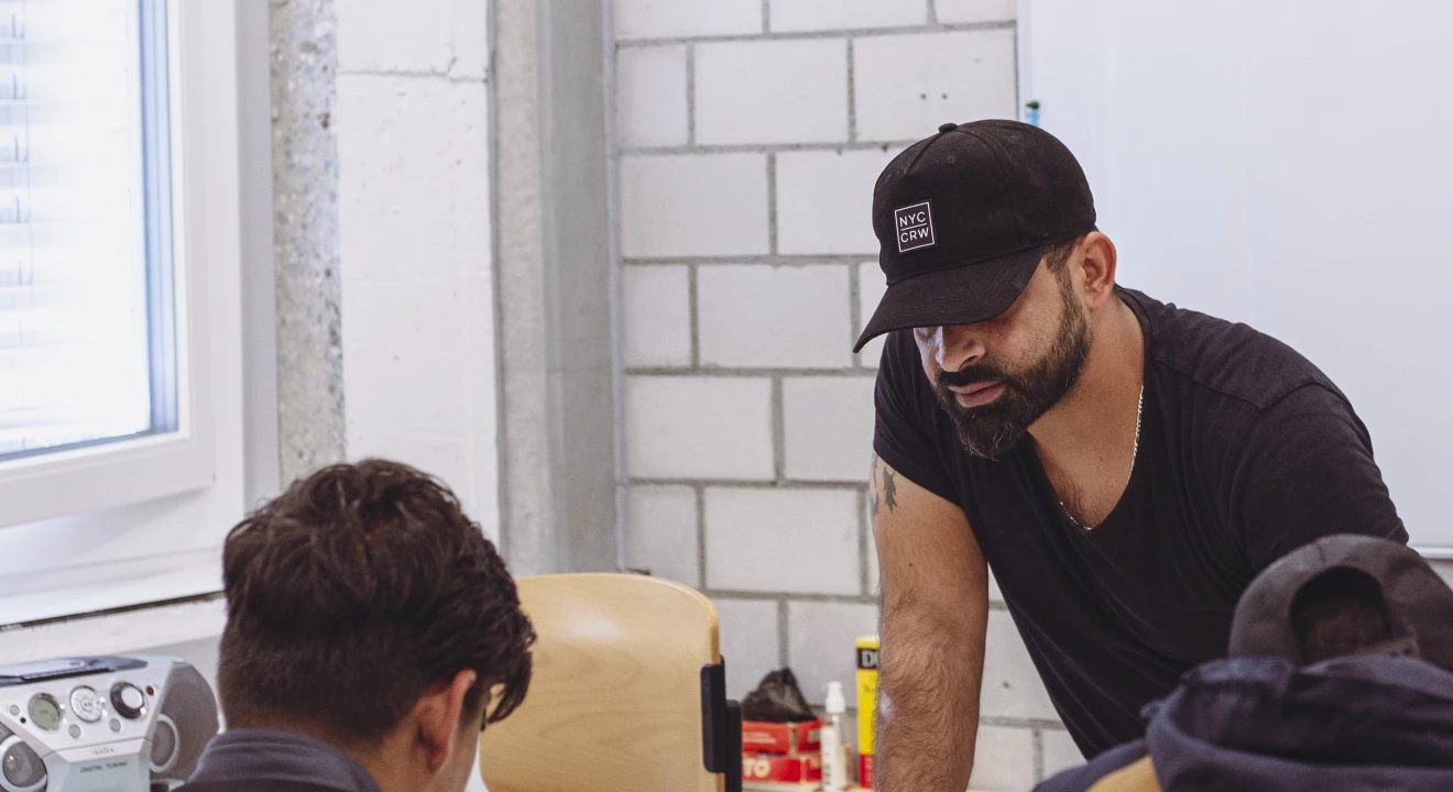 Ein Freiwilliger beim Projekt Leben und Lernen unterrichtet junge Geflüchtete.