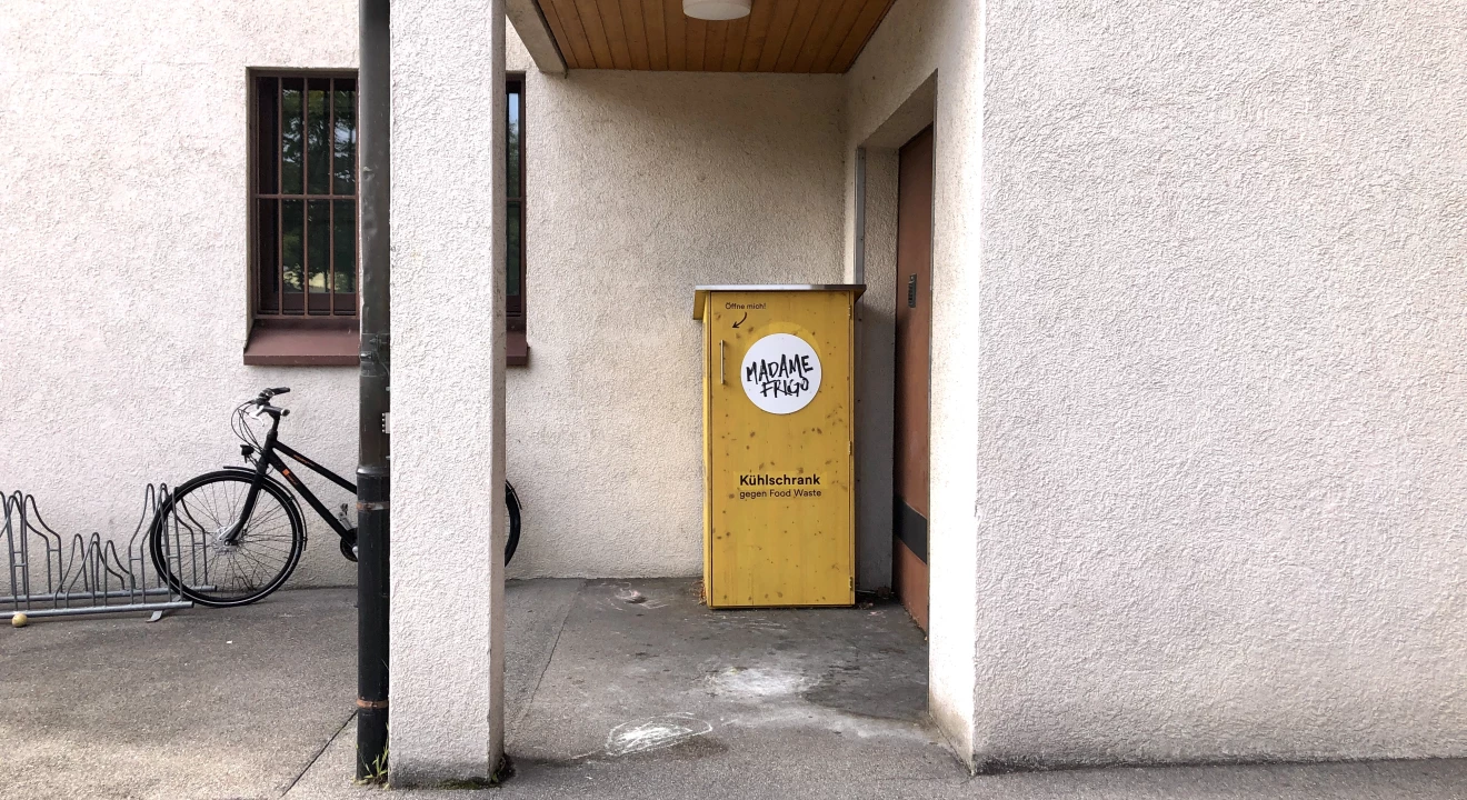 Das Bild zeigt einen gelben Kühlschrank mit der Aufschrift 
