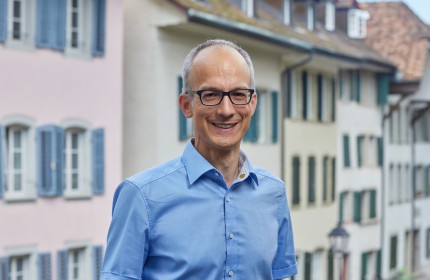 Portrait Foto von Dominik Burkhardt, Vorstandsmitglied von benevol Aargau, Fachstelle f&uuml;r Freiwilligenarbeit
