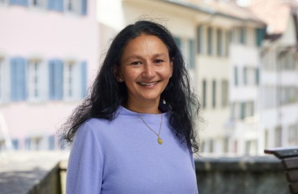 Portrait Foto von Rahela Syed, Pr&auml;sidentin von benevol Aargau, Fachstelle f&uuml;r Freiwilligenarbeit